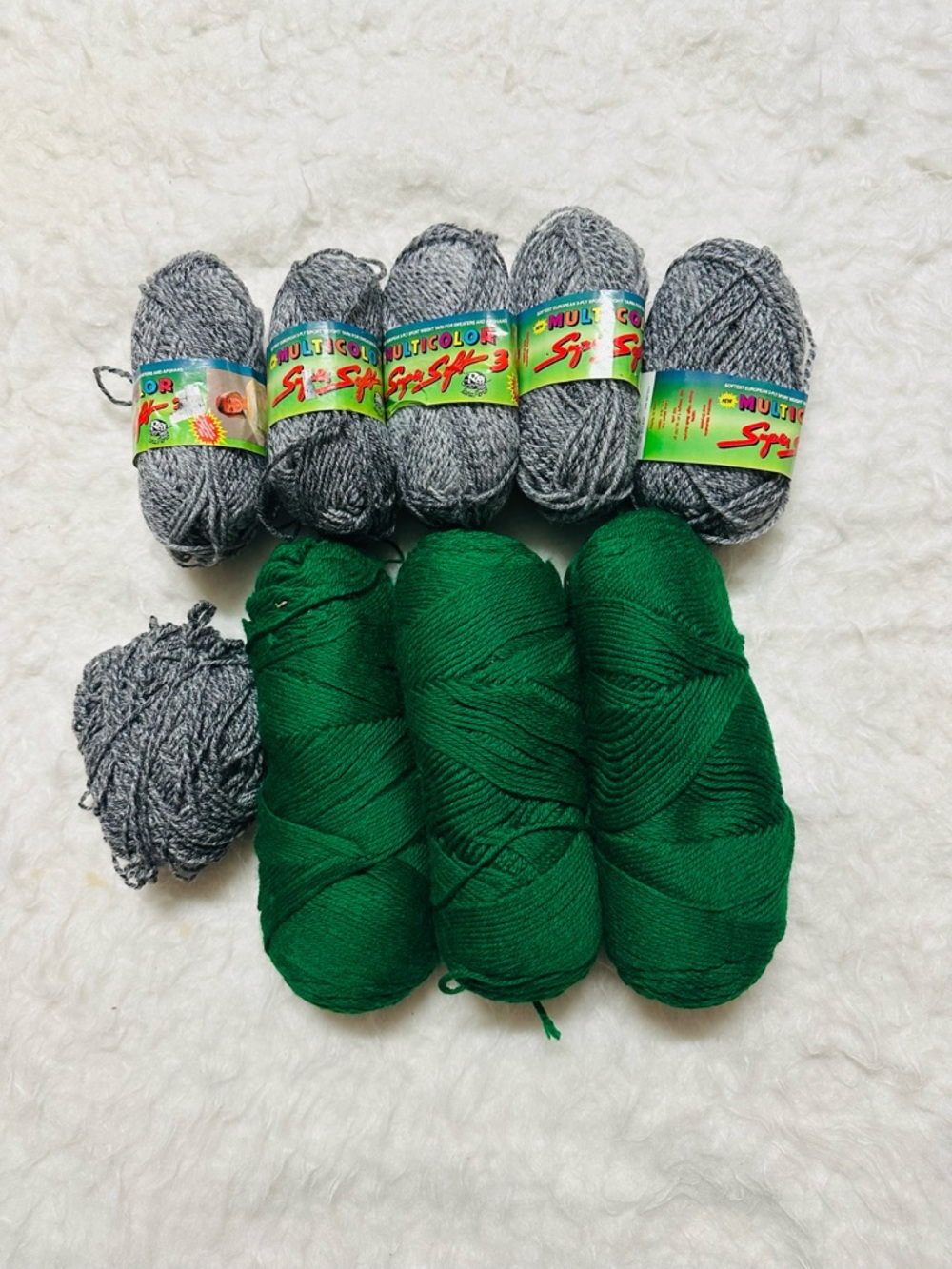 9 Assorted Gray & Green Yarn Skeins - 3 ply (1,4 lb)